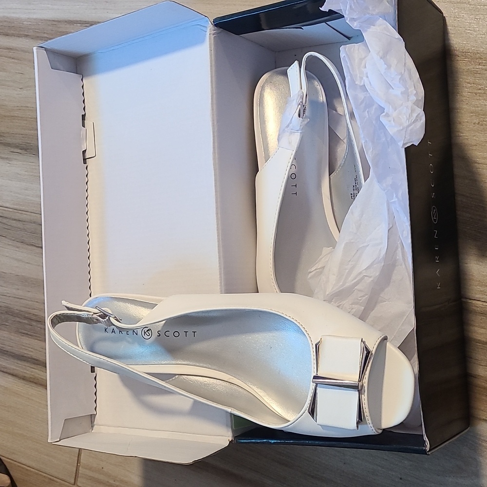 Karen Scott Women’s Ingaa Open Toe Special Occasion Slingback, 8, white.